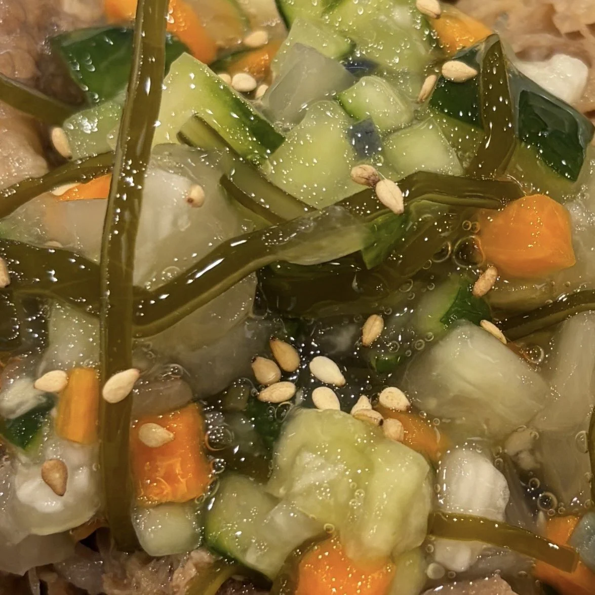 やたら牛めしにのった刻み野菜のアップ