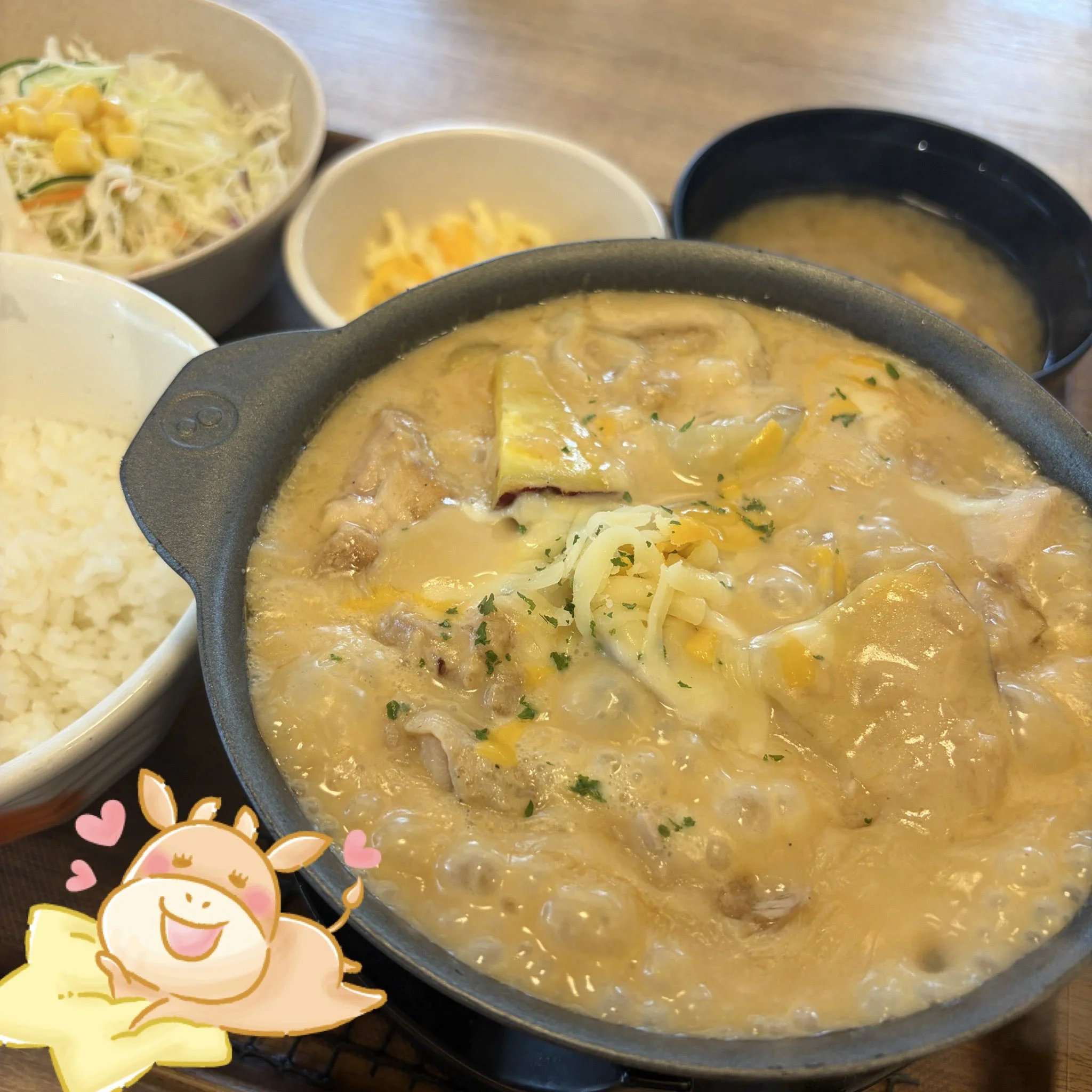 シュクメルリ鍋定食のオリジナル状態（鍋・ライス・サラダ・小鉢・味噌汁）