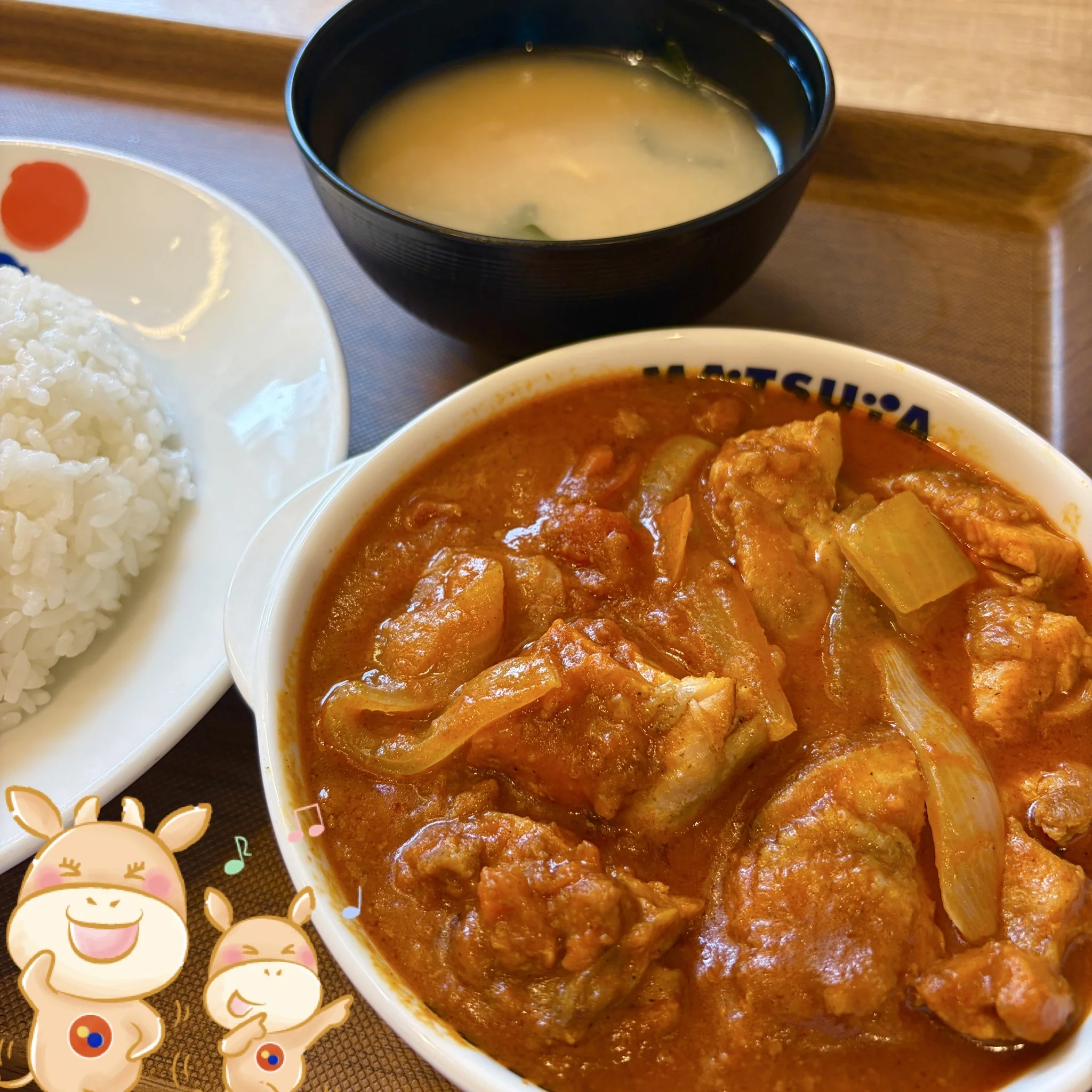 松屋『ネオトマトごろごろチキンカレー』喫食ポストの画像。MATSUYAロゴ入り深皿に明るいトマト色のカレー、大ぶりの鶏肉と玉ねぎがゴロゴロと露出、別皿の白米と黒椀の味噌汁を伴うライスセット構図